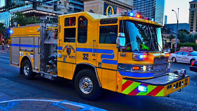 Обои картинки фото автомобили, пожарные машины, пожарный, автомобиль