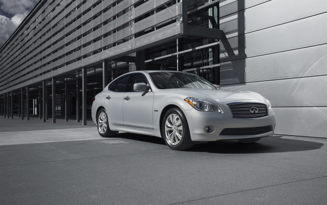 Обои картинки фото автомобили, infiniti, инфинити, серебро, здание