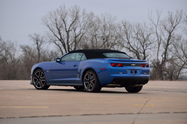 Обои картинки фото автомобили, camaro, синий, convertible, edition, wheels, 2013г, chevrolet, 2ss, hot