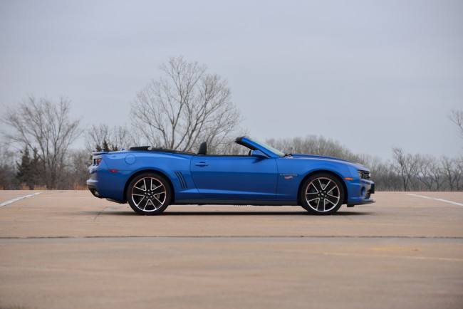 Обои картинки фото автомобили, camaro, синий, convertible, edition, wheels, hot, 2ss, chevrolet, 2013г