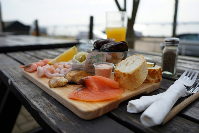 Обои картинки фото еда, рыба,  морепродукты,  суши,  роллы, хлеб, креветки