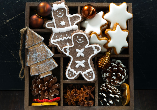 Обои картинки фото праздничные, угощения, коробка, специи, шишки, человечки, пряники, печенье
