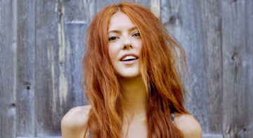 Картинка девушки ebba+zingmark рыжая улыбка лицо стена