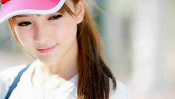 Картинка девушки -unsort+ азиатки улыбка кепка рыжая прищур