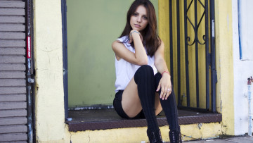 Картинка девушки -unsort+ брюнетки +шатенки шатенка улыбка футболка шорты порог чулки ботинки janine+marie