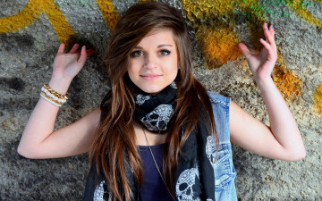 Картинка девушки -unsort+ брюнетки +шатенки жилетка платок улыбка браслеты стена цепь майка