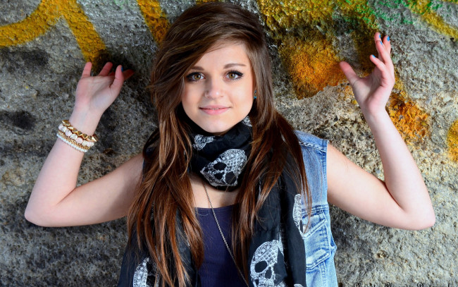 Обои картинки фото девушки, -unsort , брюнетки,  шатенки, жилетка, платок, улыбка, браслеты, стена, цепь, майка