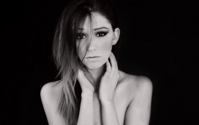 Обои картинки фото девушки, -unsort , Черно-белые обои, лицо, бусы, взгляд