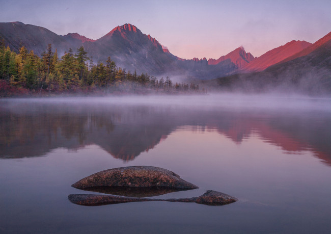 Обои картинки фото колыма,  озеро джека лондона, природа, реки, озера, озеро, лес, вода, пейзаж, красота, осень, джек, лондон