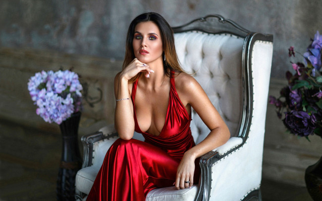 Обои картинки фото девушки, -unsort , брюнетки, темноволосые, цветы, кресло, красное, платье