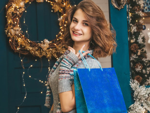 Картинка девушки -+брюнетки +шатенки шатенка свитер перчатки пакет венок дверь