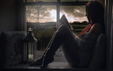 Картинка девушки -+рыжеволосые+и+разноцветные свитер гольфы книга окно подоконник подушка фонарь