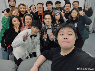 Картинка разное знаменитости ван ибо люди селфи