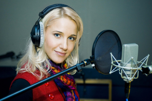 Обои картинки фото музыка, -другое, юлия, ковальчук, блондинка, лицо, наушники, микрофон