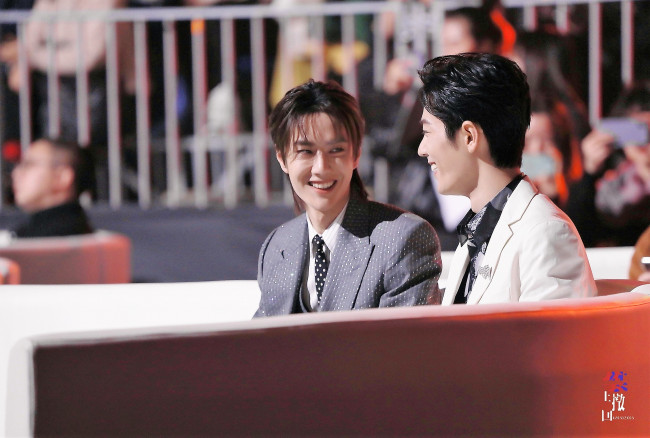 Обои картинки фото разное, знаменитости, ван, ибо, сяо, чжань, диван, разговор