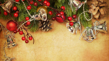 обоя праздничные, украшения, ёлка, гирлянда, колокольчики, ягоды, шишки