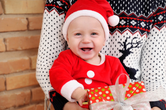 Обои картинки фото разное, дети, ребенок, подарок, свитер