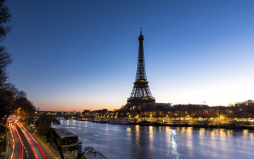 обоя города, париж , франция, башня, дома, здания, огни, берега, река, деревья