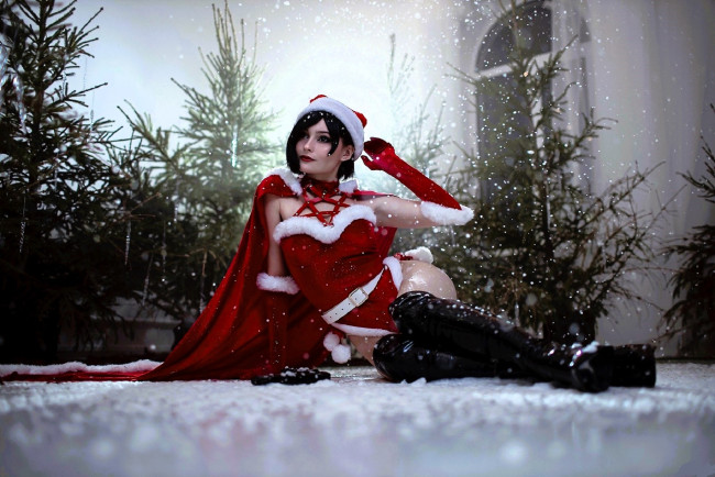 Обои картинки фото девушки, - креатив,  косплей, образ, костюм, косплей, сапоги, снег, ёлки, дом