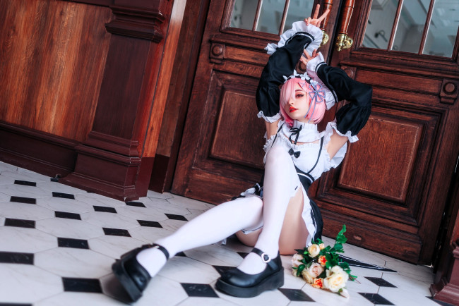 Обои картинки фото девушки, tenletters, образ, костюм, косплей, горничная, букет, двери