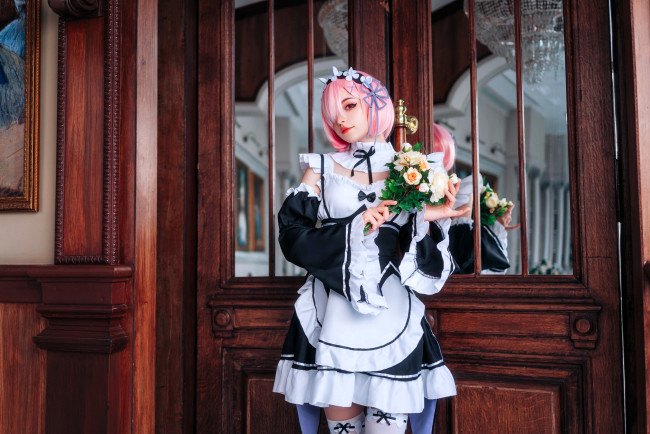 Обои картинки фото девушки, tenletters, образ, костюм, косплей, горничная, букет, двери