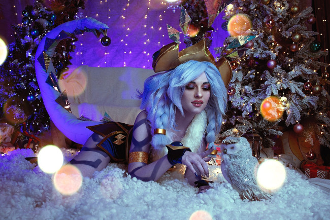 Обои картинки фото liza nikitchuk, девушки, - креатив,  косплей, образ, костюм, косплей, ёлка, снег, сова