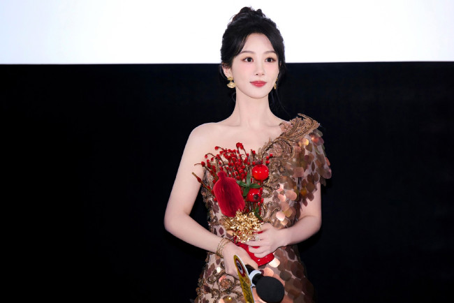 Обои картинки фото yang zi, девушки, - азиатки, брюнетка, платье, микрофон, награда