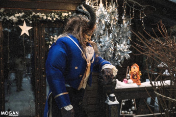 Картинка мужчины -+креатив +косплей монстр рога камзол чудовище зима снег дверь гирлянда