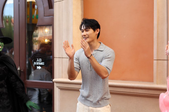 Картинка мужчины wang+zhuocheng актер футболка дом дверь