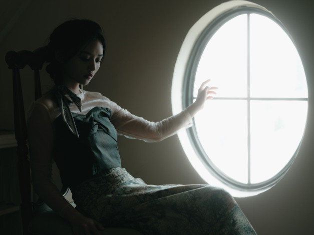 Обои картинки фото красивая девушка, девушки, - азиатки, девушка, женщина, брюнетка, темноволосая, сексуальная, модель, звезда, позирует, разная, обувь, верхняя, стильная, одежда, нижнее, эротическое, бельё, трусы, лифчик, колготки, чулки, аксессуары, макияж, и, множество, элементов, на, фотографии