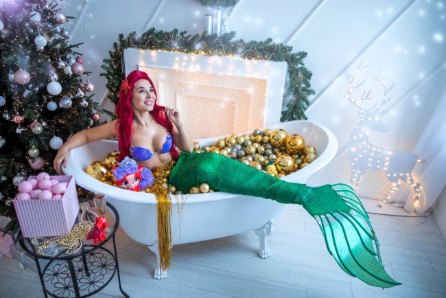 Обои картинки фото девушки, анна шаховская, образ, косплей, наряд, костюм, русалочка, ванна, бокал, коробка, шарики, ёлка, новый, год