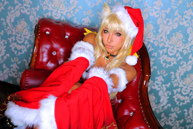 Обои картинки фото девушки, nonsummerjack, образ, косплей, наряд, костюм, ушки, шапка, снегурочка, новый, год, топ, рукава, юбка, диван, светильники