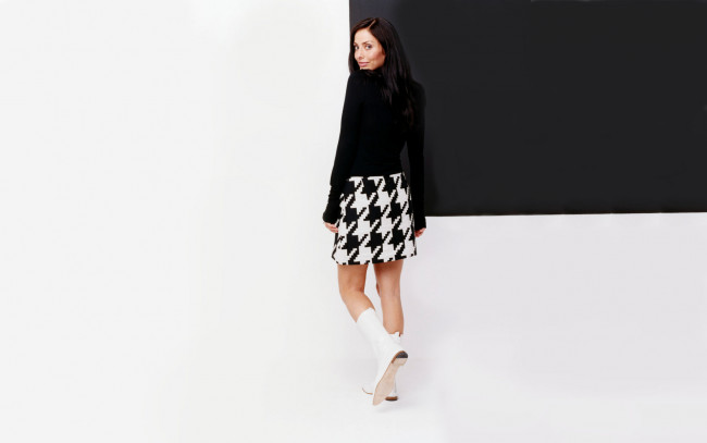 Обои картинки фото музыка, natalie, imbruglia, юбка, кофточка, сапожки