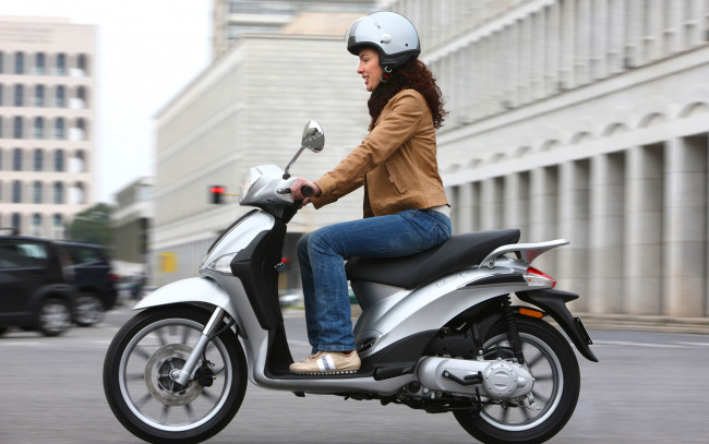 Обои картинки фото мотоциклы, мото, девушкой, девушка, мотоцикл, piaggio