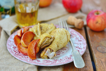 Картинка еда мясные+блюда мясо дольки яблок вилка