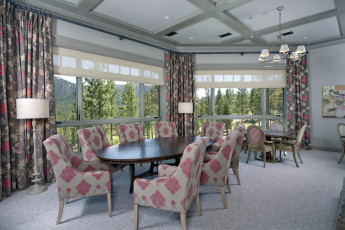 Картинка интерьер столовая окна стулья