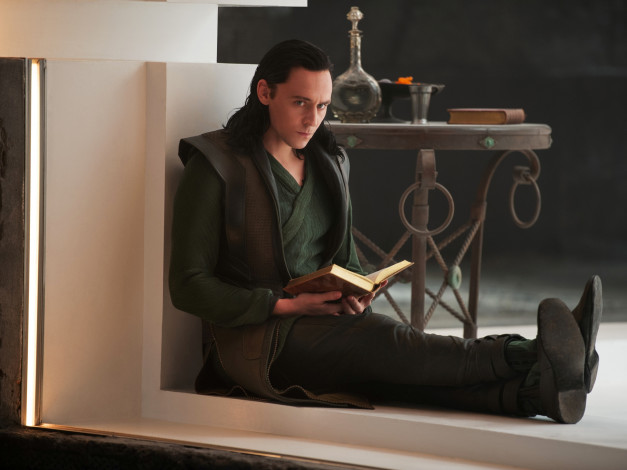 Обои картинки фото кино фильмы, thor,  the dark world, царство, тьмы, локи, стол, книга, тор, 2