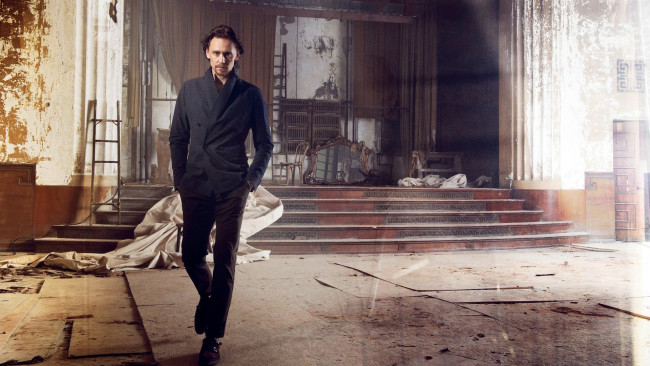 Обои картинки фото мужчины, tom hiddleston, tom, hiddleston, декорация, ступени, ткань, мужчина, костюм