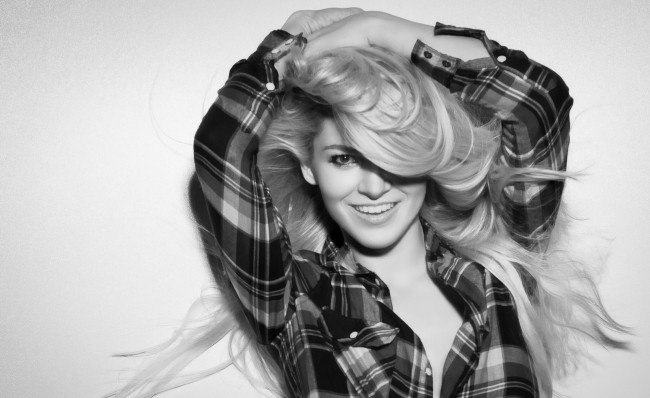 Обои картинки фото katie deluca, девушки, улыбка, рубашка, волосы, katie, deluca, чёрно-белая, настроение