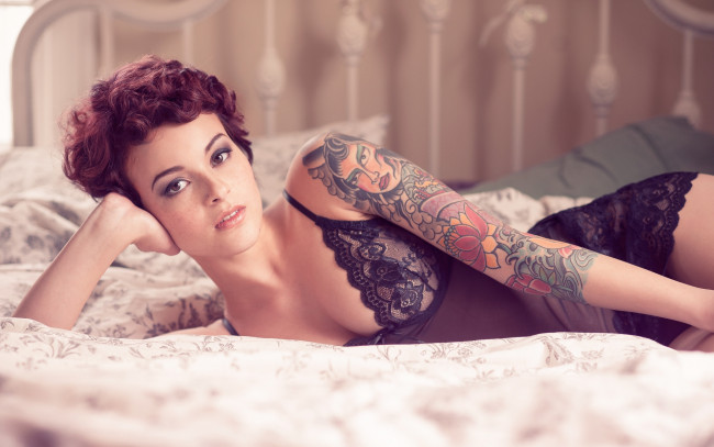 Обои картинки фото kara mcgnarley, девушки, постель, тату, kara, mcgnarley