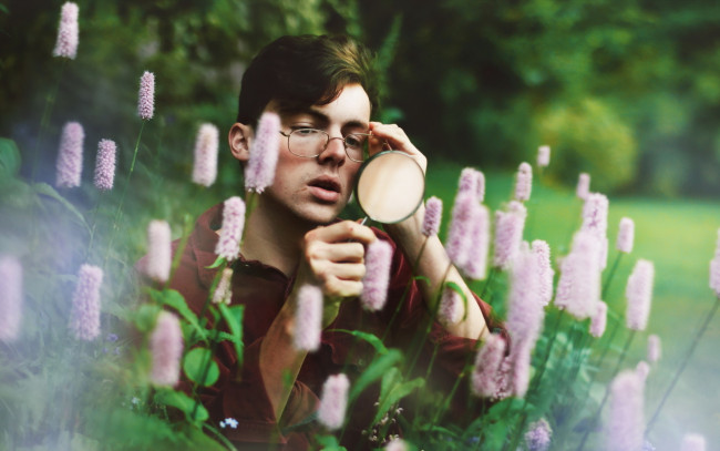 Обои картинки фото мужчины, - unsort, учёный, очки, цветы, луг, лупа, парень