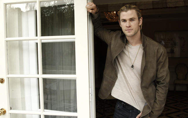 Обои картинки фото мужчины, chris hemsworth, actor, актер, мужчина, двери, chris, hemsworth, крис, хемсворт