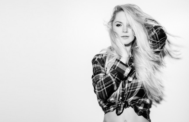 Обои картинки фото katie deluca, девушки, katie, deluca, волосы, рубашка, чёрно-белая