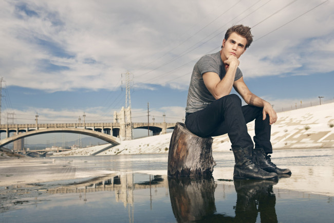 Обои картинки фото мужчины, paul wesley, парень, вода, пенёк