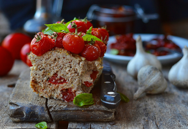 Обои картинки фото еда, салаты,  закуски, паштет, помидоры