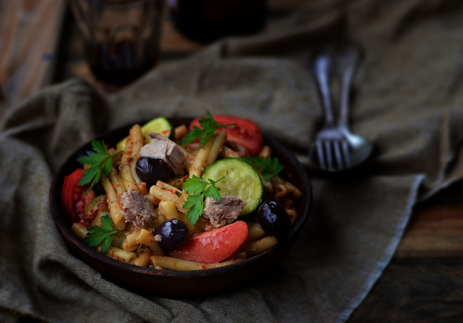 Обои картинки фото еда, макаронные блюда, макароны, мясо, оливки, помидор