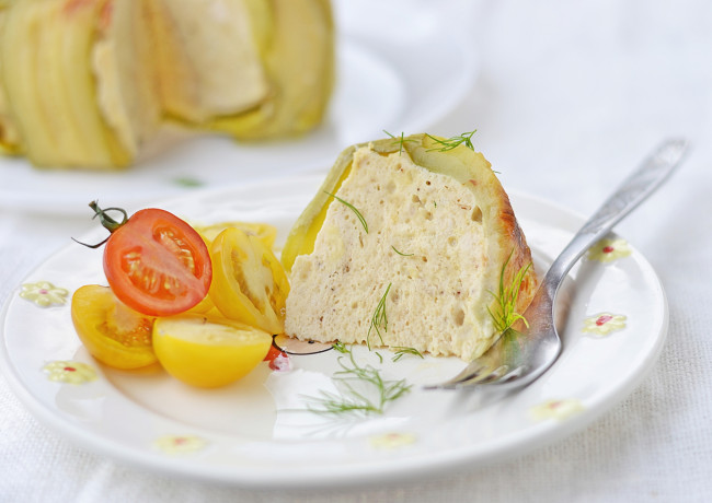 Обои картинки фото еда, вторые блюда, помидоры, запеканка, зелень