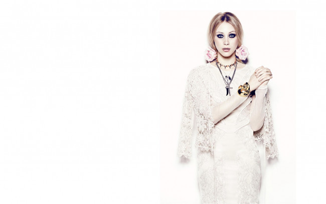 Обои картинки фото девушки, sarah gadon, ожерелья, череп, браслет, украшения, кружево, накидка, белый, фон, платье, розы, актриса