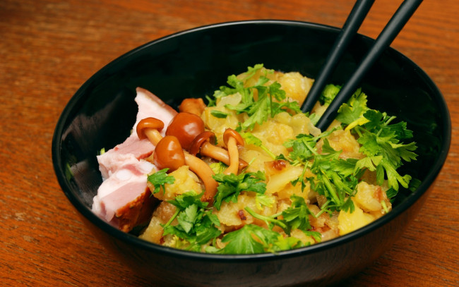 Обои картинки фото еда, грибы,  грибные блюда, зелень, сковородка