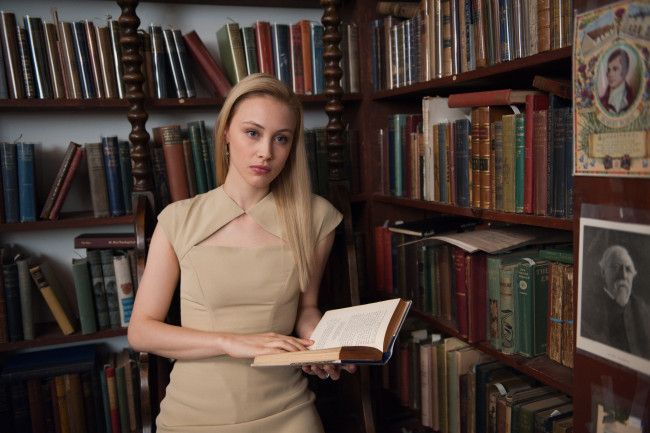 Обои картинки фото кино фильмы, cosmopolis, книги, актриса, блондинка, портреты, библиотека, полки